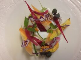 Calamaretti_spillo_ripieni_con_crema_di_cima_cicoria_misticanza_e_noci