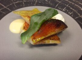 Triglia_scottata_fiorone_caramellato_crema_di_ricotta_di_pecora_e_cialda_di_polenta_garganica