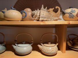 Alcune_delle_teiere_presenti_a_La_Casa_del_T