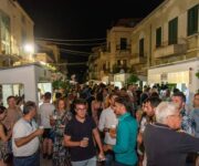 Fiume_di_gente_in_una_stradina_per_Gioiosa_Gustosa_2022