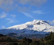 Una suggestiva immagine dell'Etna innevata: da qui nasce l'acqua Cavagrande