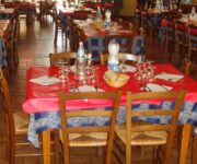 Tavola apparecchiata in trattoria