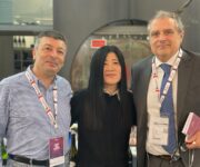 Ds sinistra Federico Latteri, Stevie Kim e Fabrizio Carrera in una degustazione al Vinitaly dedicata ai vini dell’Etna