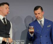 Andrea Maiolani e Ago Perrone mentre descrivono il Magnetum, con l’ice lift