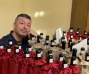 Federico Latteri di Cronache di Gusto, con i vini partecipanti a Sud Top Wine lo scorso anno