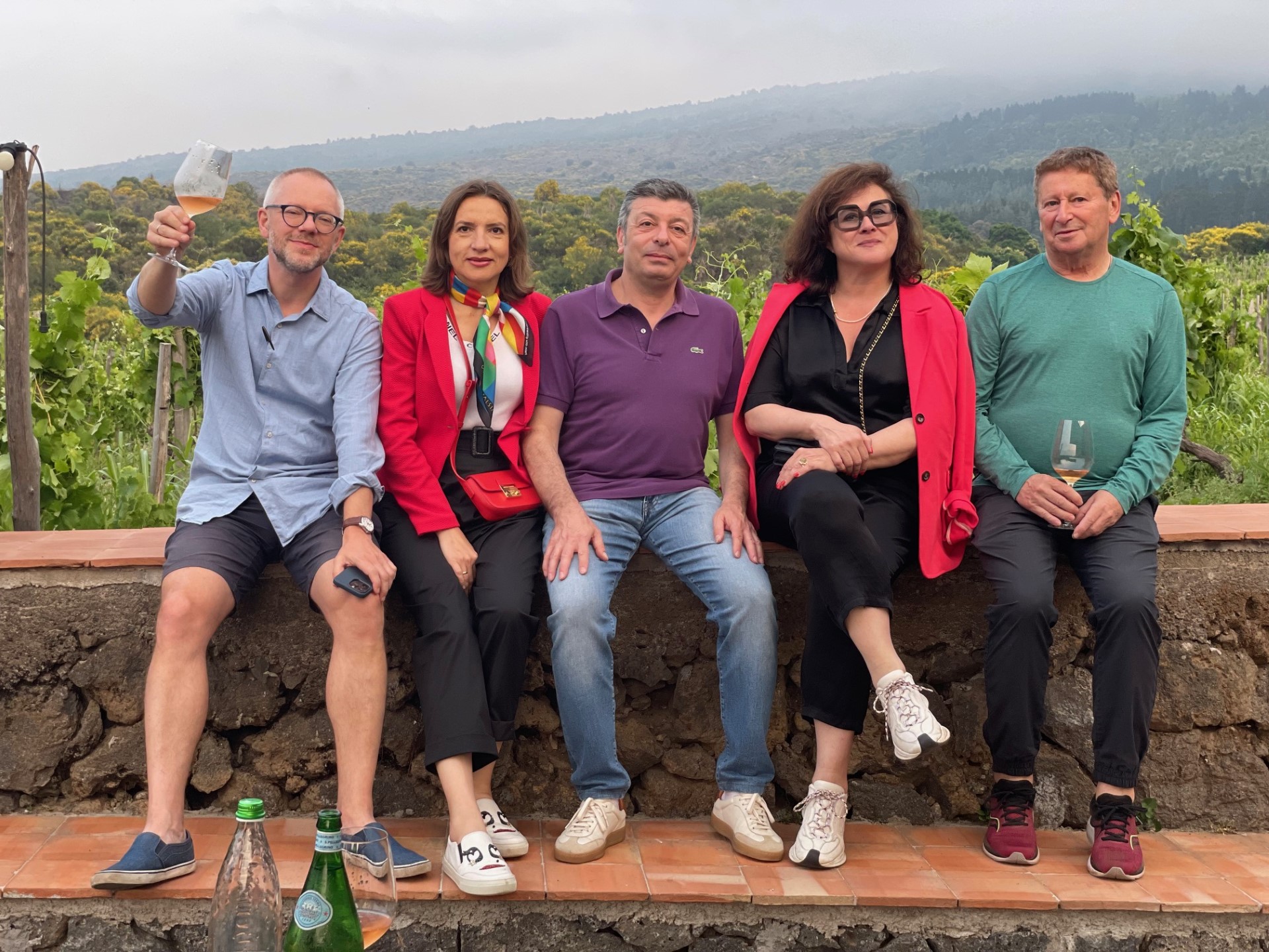 I giornalisti della giuria di Sud Top Wine 2024: da sinistra Wojciech Bonkowski MW, Eleonora Scholes,  Federico Latteri, Claudia Stern e Anthony Rose