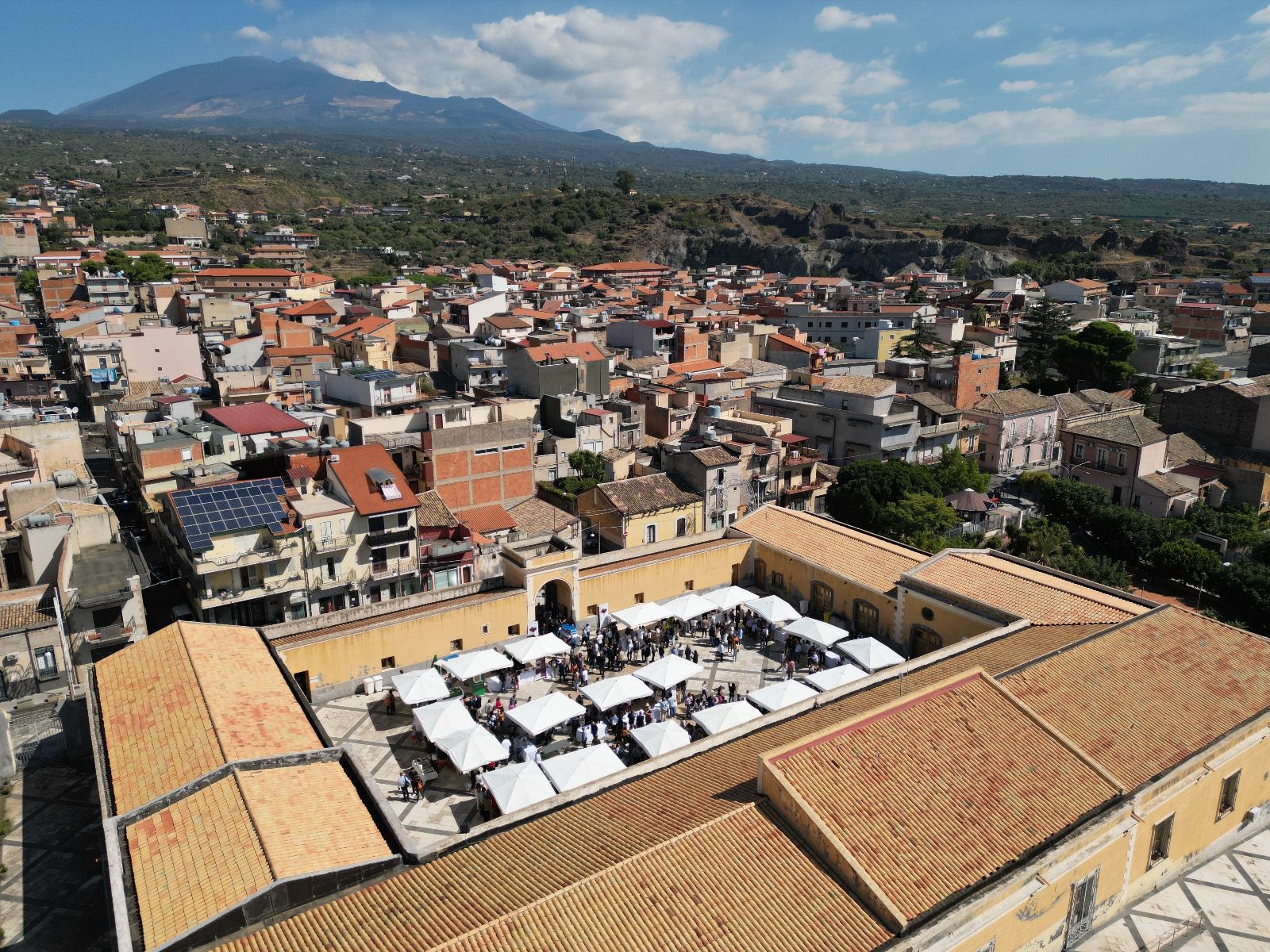 Veduta dall’alto di villa delle Favare a Biancavilla