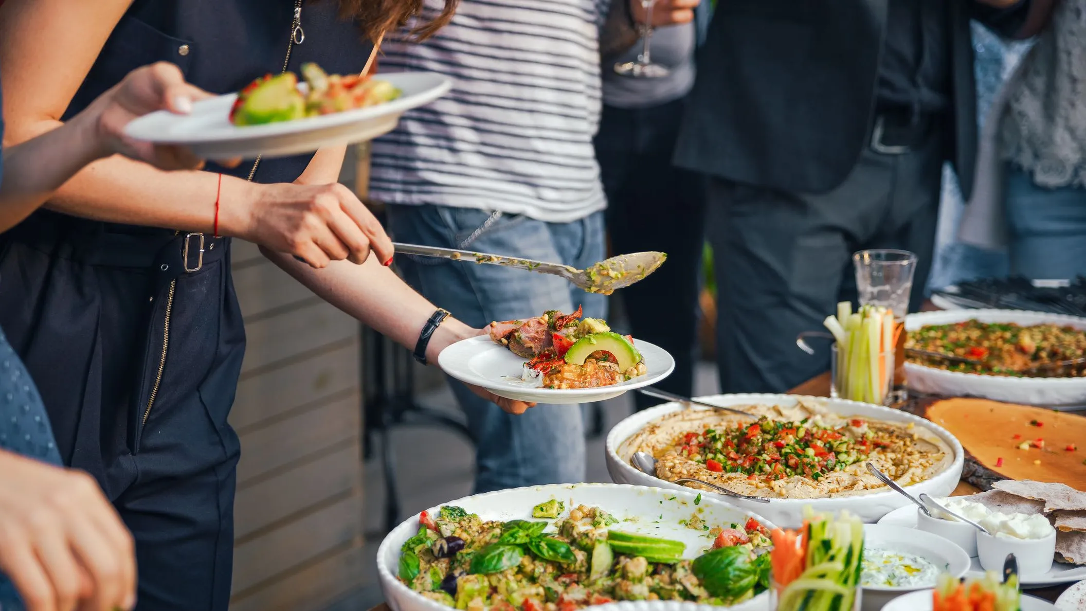 Tanto cibo in un buffet per l’aperitivo