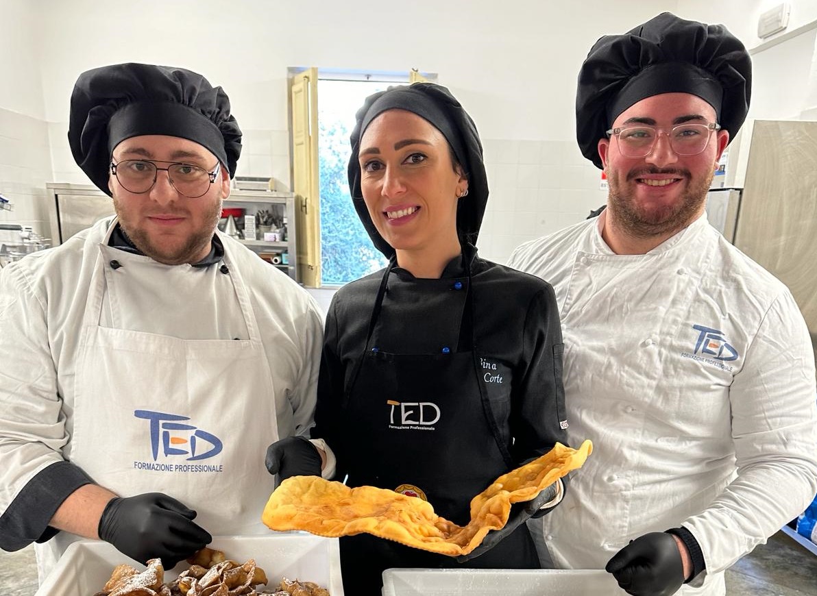 Gli studenti preparano le chiacchiere