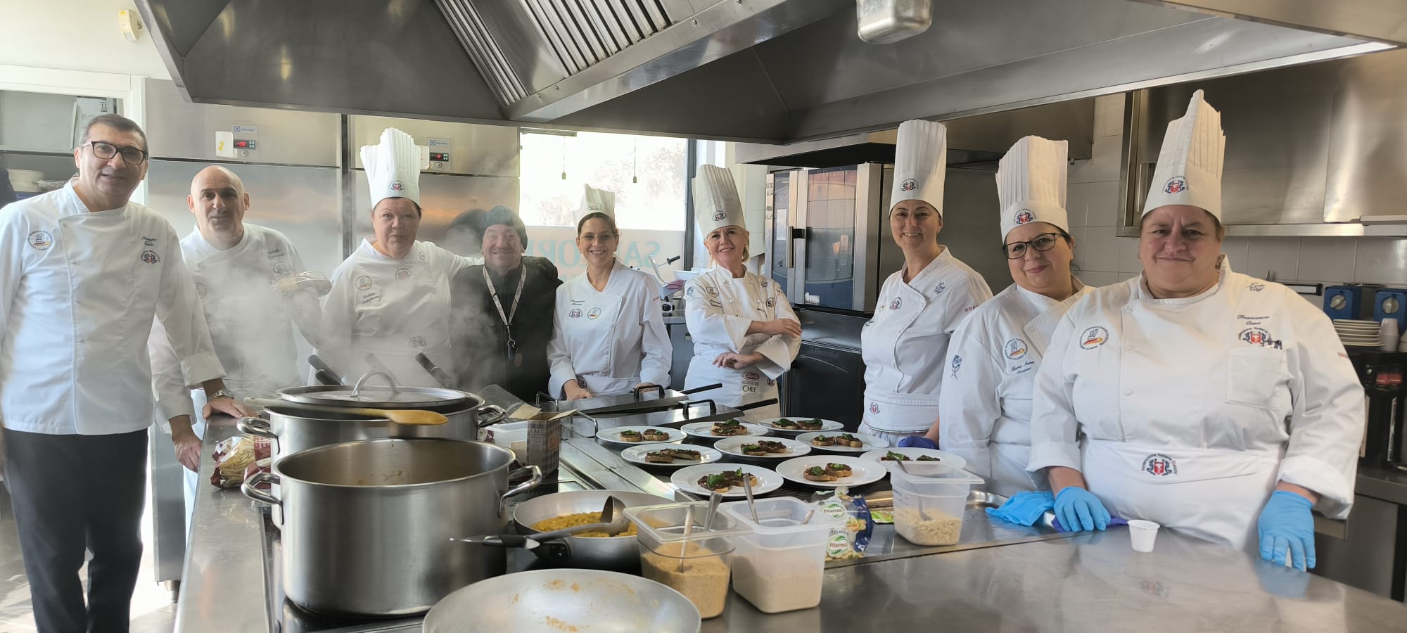 La brigata di cucina di uno dei pranzi sociali