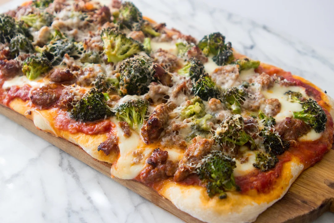 Pizza bufala, salsiccia, broccoli