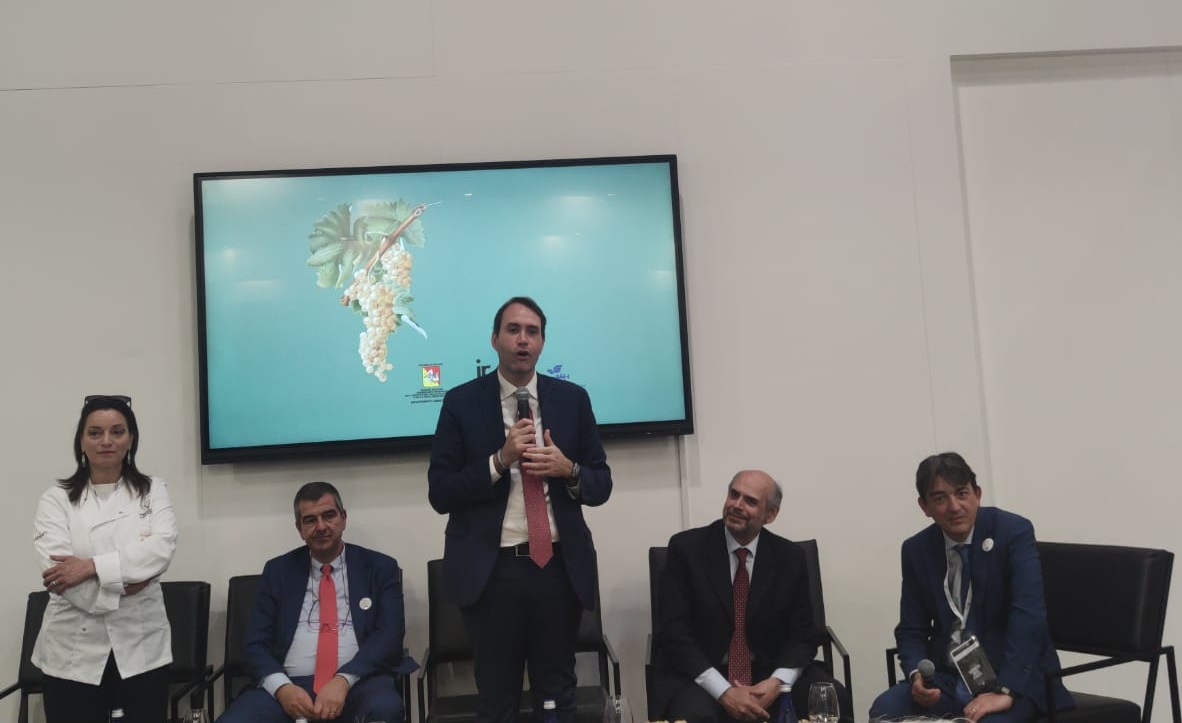 L’assessore Luca Sammartino alla presentazione del padiglione Sicilia