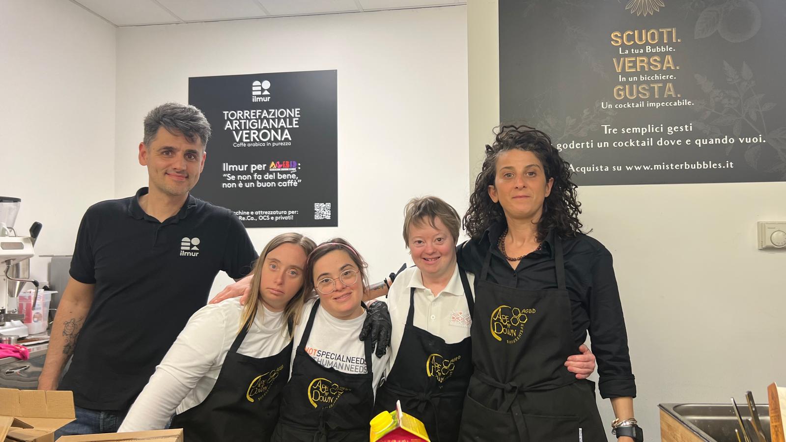 I volontari dell’associazione con tre ragazzi al bar della sala stampa del Vinitaly