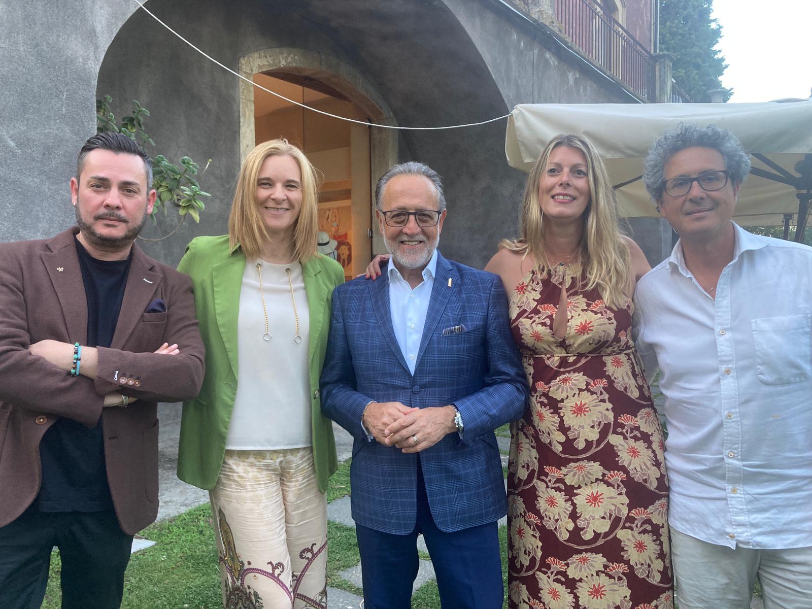 Da sinistra Paolo Osanna, Giovanna Manganaro diretrice di Monaci delle Terre Nere, Salvatore Calabrese e Federica Tesoriero con Guido Coffa patron di Monaci delle Terre Nere durante la presentazione del drink Dolcemonaci
