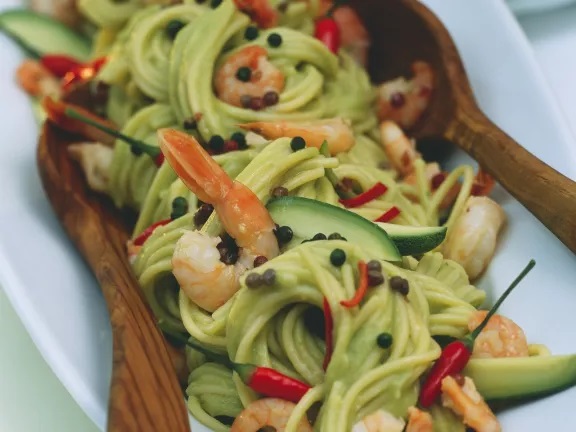 Spaghetti con avocado e gamberi