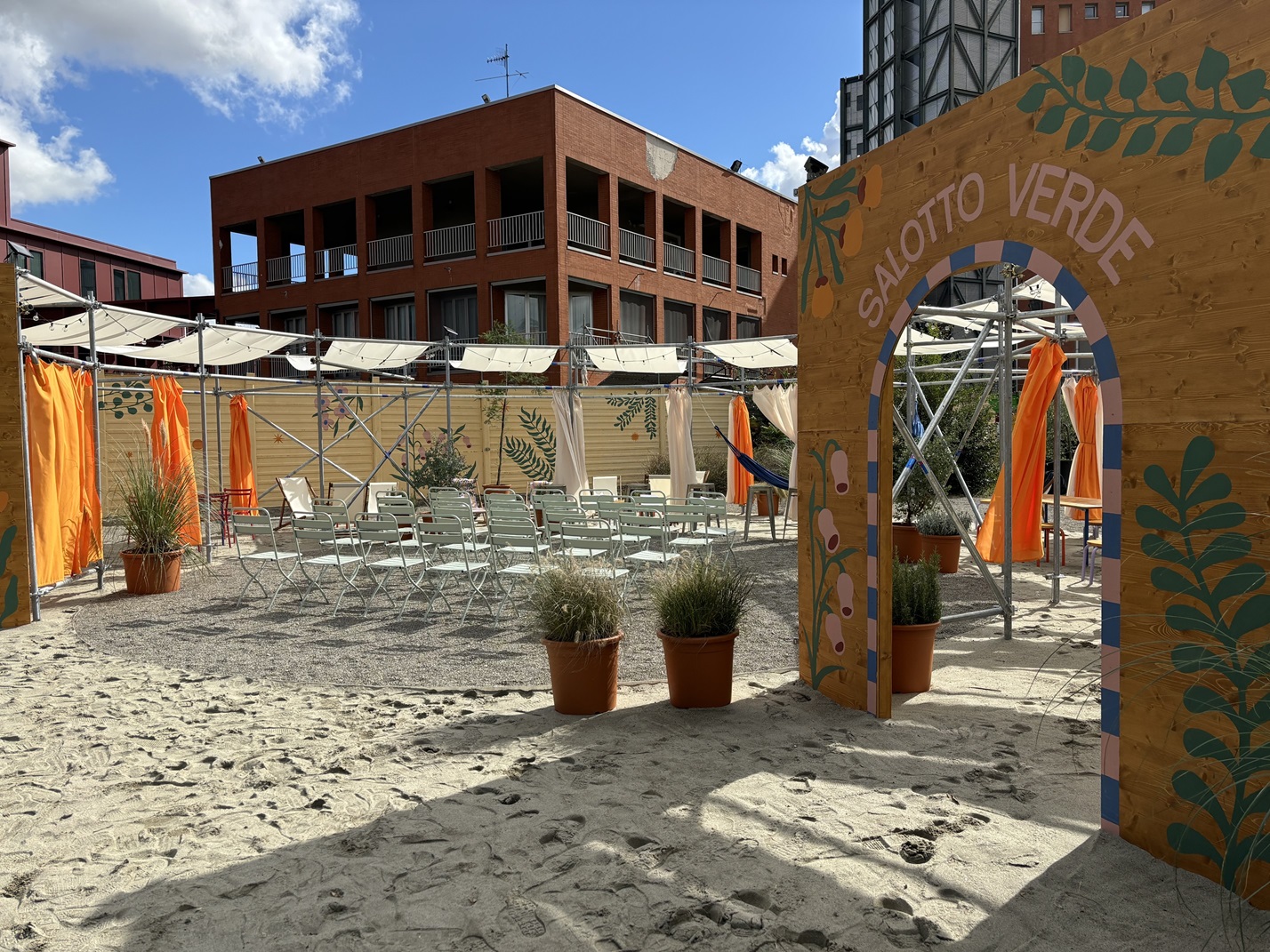 Un dettaglio del “salotto verde” di Bologna