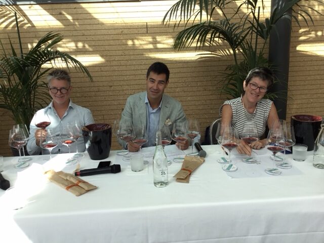 I master of wine Justin Knock, Gabriele Gorelli e Annette Scarfe durante il Serralunga Day