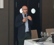 Pietro Russo MW durante la conduzione della masterclass Rossi contemporanei – La beva del futuro a Villa Neri