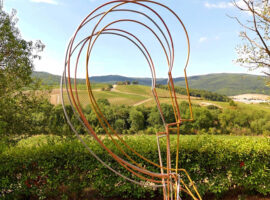 Ciclo infinito – Endless cycle, la scultura in ferro e travertino di Giulia Lapenta che riflette sul rapporto tra uomo, natura e tecnologie