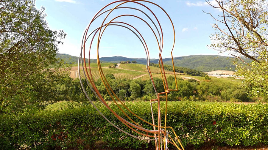 Ciclo infinito – Endless cycle, la scultura in ferro e travertino di Giulia Lapenta che riflette sul rapporto tra uomo, natura e tecnologie