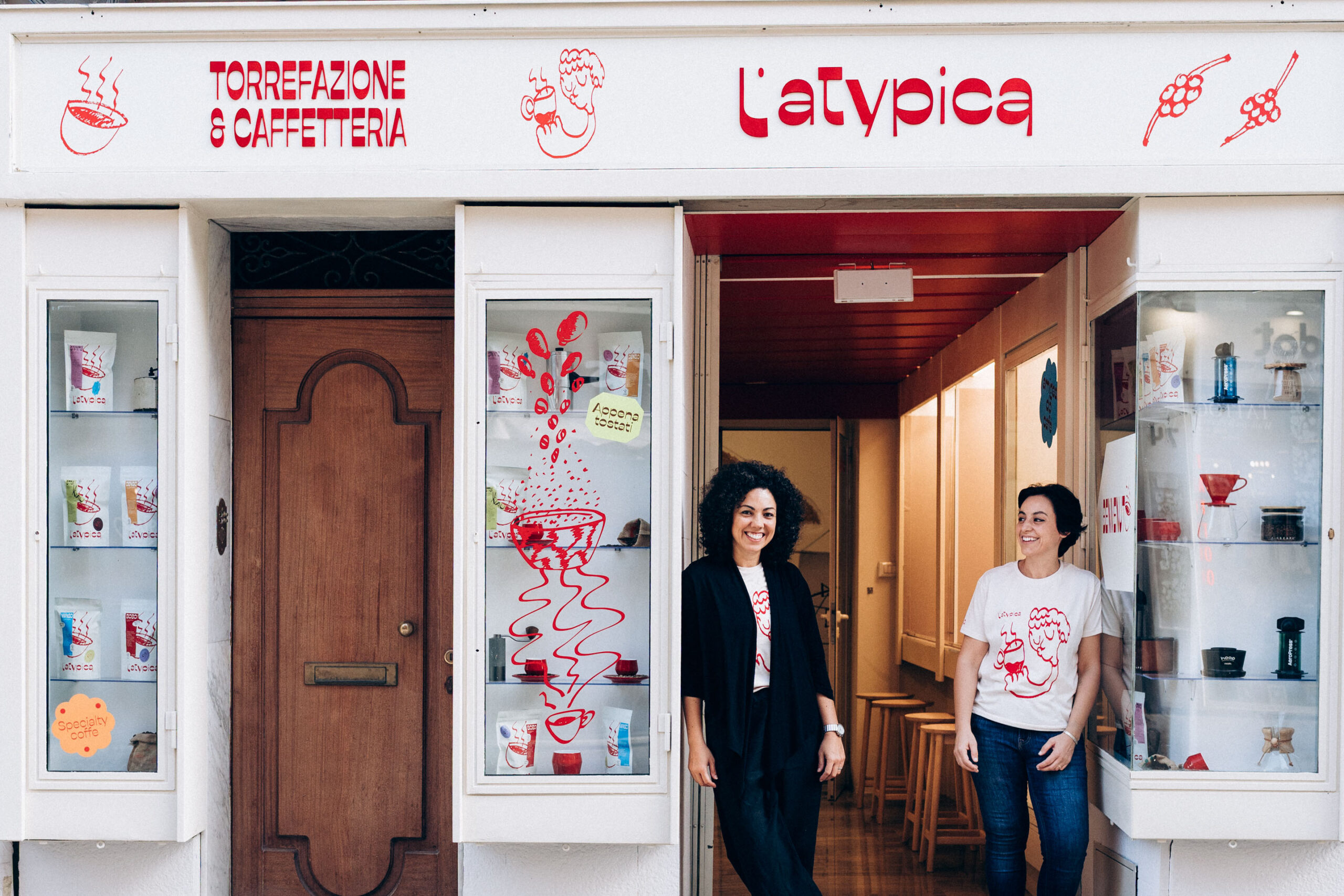 Ludovica Ladu e Carol Mello all’ingresso de L’Atypica