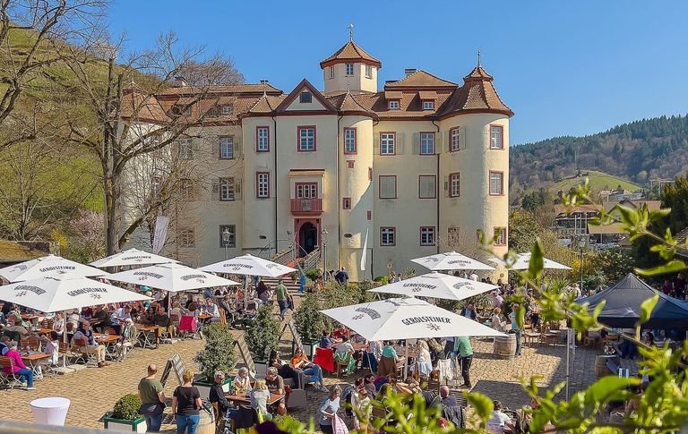 Il cortile della cantina Schloss Neuweier, nel Baden (Germania)