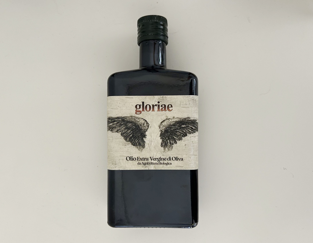 La bottiglia dell’olio bio Gloriae di Dario Zito