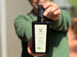 Costanza Scelfo con l’olio Fruttato Medio Bio 2025 Magamila